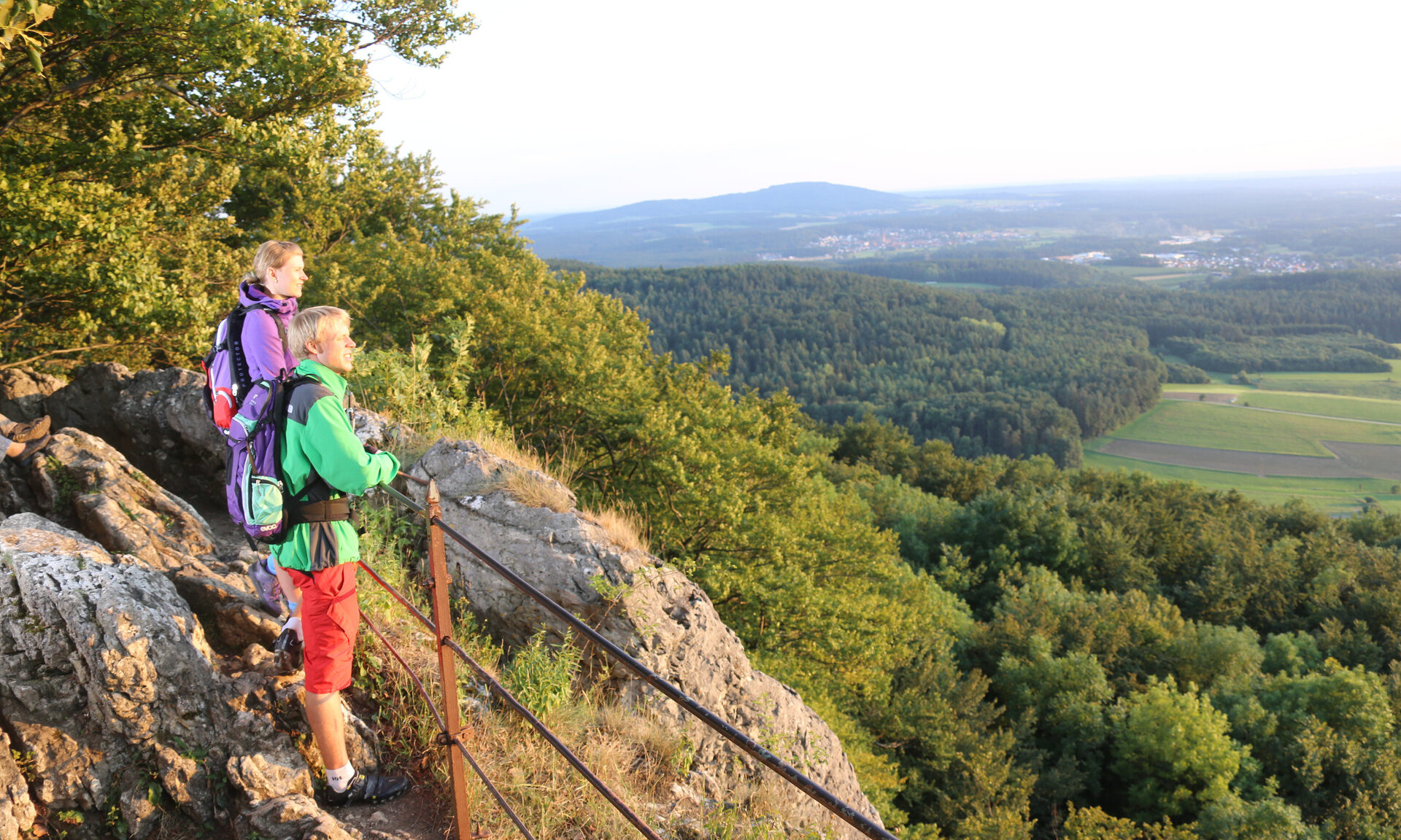 Zwei Personen blicken beim Wandern über das Nürnberger Land
