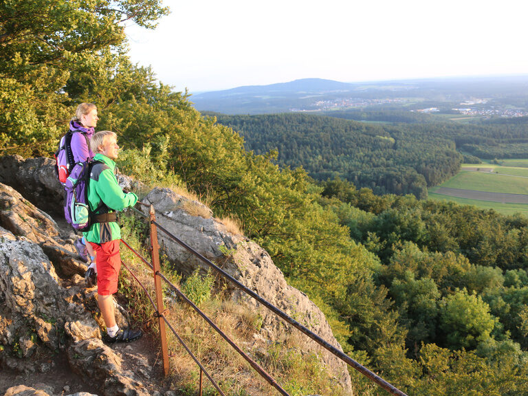Zwei Personen blicken beim Wandern über das Nürnberger Land